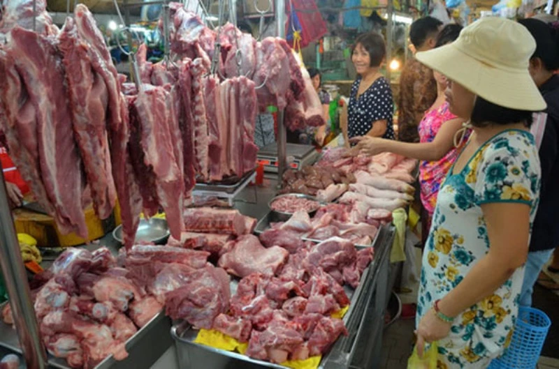 Giá thịt lợn tăng nhẹ so với đầu tháng 10 khiến người nông dân giảm bớt nỗi lo.