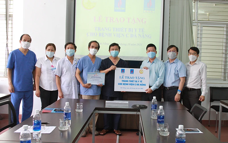 Đại diện BSR trao biển tượng trưng số tiền tài trợ cho Bệnh viện C Đà Nẵng.