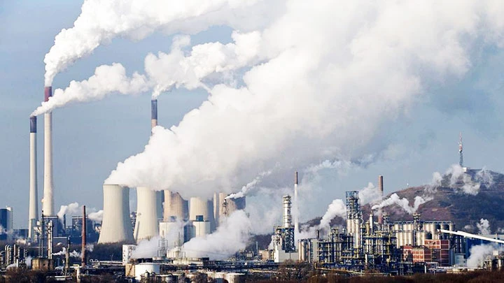 Khí phát thải từ sử dụng nhiên liệu hóa thạch là một trong những nguyên nhân chính gây ô nhiễm. Ảnh: AP