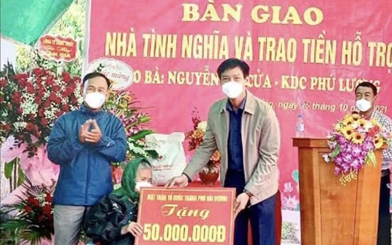 Ủy ban Mặt trận Tổ quốc thành phố Hải Dương trao tiền hỗ trợ gia đình bà Nguyễn Thị Cửa.