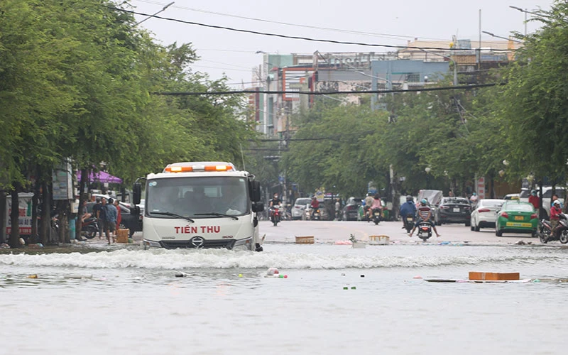 Nhiều tuyến đường ở TP Tam Kỳ (Quảng Nam) ngập sâu.