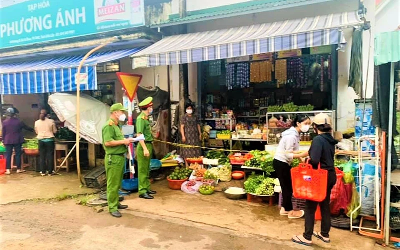Các lực lượng chức năng xã Cư Êbur, TP Buôn Ma Thuột nhắc nhở các cửa hàng kinh doanh thực hiện nghiêm các biện pháp phòng, chống dịch Covid-19.