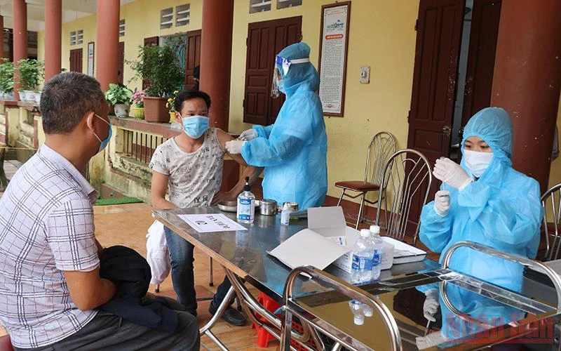 Tiêm vaccine ngừa Covid-19 cho người dân huyện Lâm Thao.