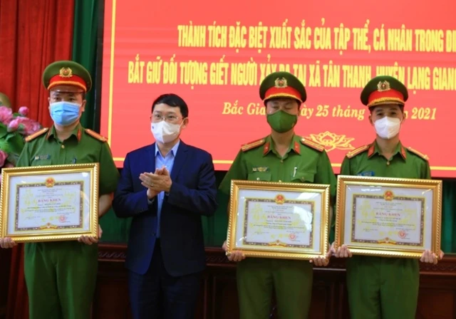 Trao thưởng cho lực lượng Công an tỉnh Bắc Giang.