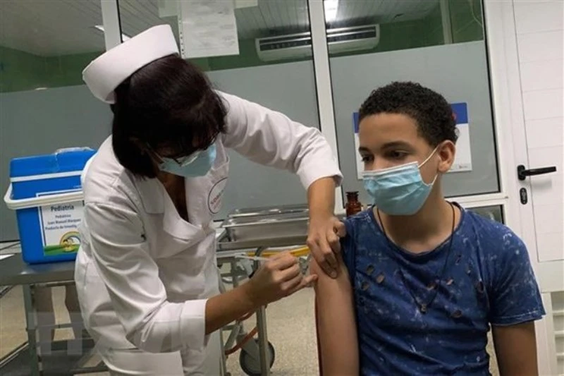 Nhân viên y tế tiêm vaccine ngừa Covid-19 Soberana Plus cho trẻ 13 tuổi tại Havana, Cuba. (Ảnh: AFP/TTXVN)