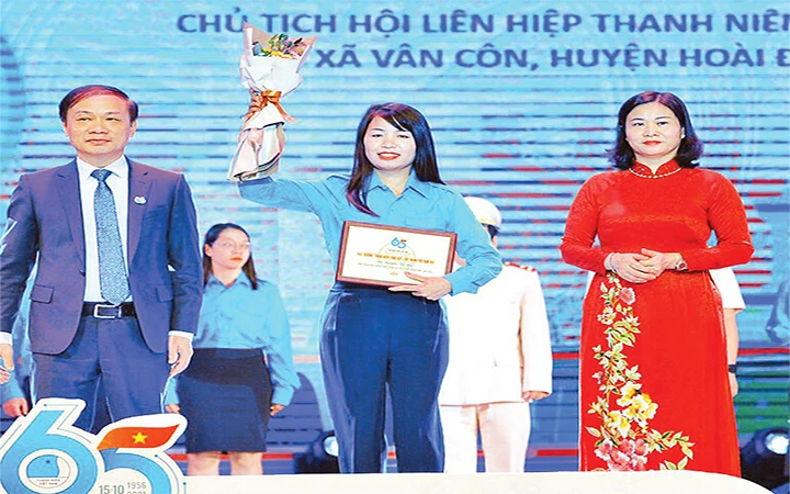 Chị Nguyễn Thị Yến, Bí thư Đoàn xã Vân Côn được trao giải thưởng "Thanh niên sống đẹp".