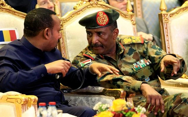 Ông Abdel Fattah al-Burhan và Thủ tướng Ethiopia Abiy Ahmed tại thủ đô Khartoum, Sudan, ngày 17/8/2019. (Ảnh: Reuters)