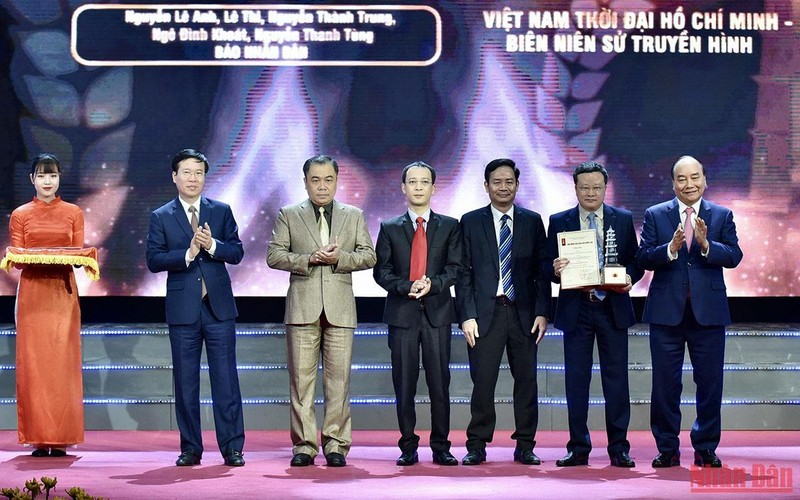 Chủ tịch nước Nguyễn Xuân Phúc, Thường trực Ban Bí thư Võ Văn Thưởng trao Giải đặc biệt Giải Báo chí quốc gia lần thứ XV - năm 2020 cho nhóm tác giả của Báo Nhân Dân (Ảnh: HẢI NGUYÊN).