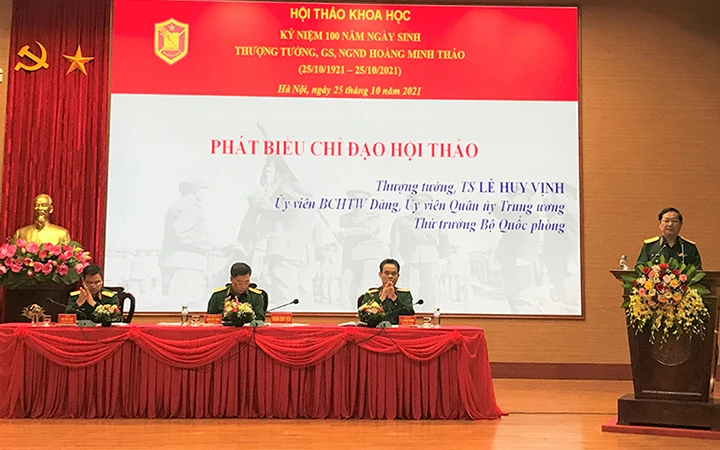 Thượng tướng Lê Huy Vịnh, Ủy viên Trung ương Đảng, Thứ trưởng Bộ Quốc phòng phát biểu tại hội thảo. 