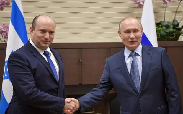 Thủ tướng Israel Naftali Bennett (trái) gặp Tổng thống Nga Vladimir Putin tại Sochi, Nga, ngày 22/10. (Nguồn: TTXVN/GPO)