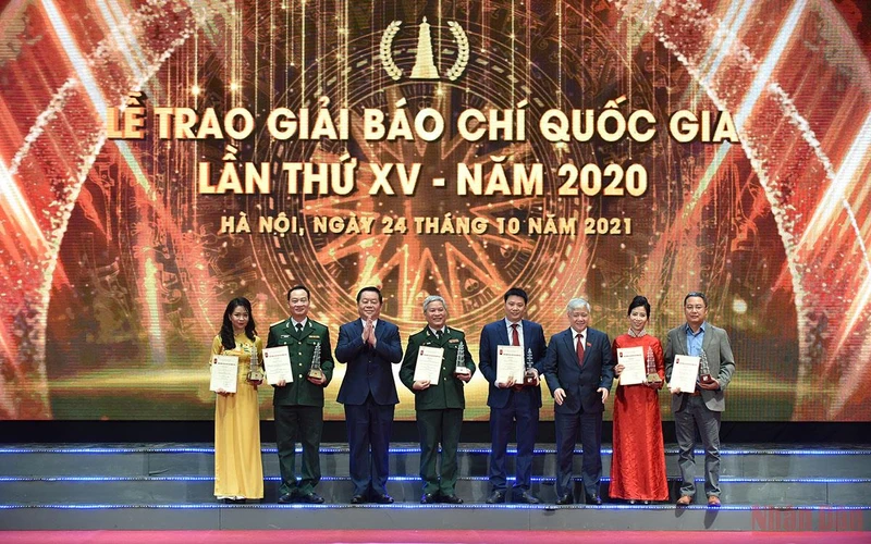 Đại diện Lãnh đạo Đảng, Nhà nước trao giải cho các nhóm tác giả đoạt Giải A.