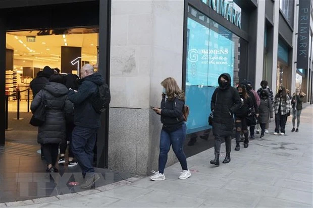 Người dân xếp hàng bên ngoài một cửa hàng ở London, Anh, ngày 12/4/2021. (Ảnh: THX/ TTXVN)
