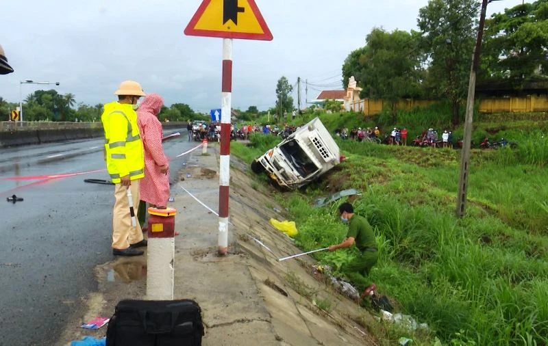 Vụ tai nạn, trưa 26/10, trên Quốc lộ 1 qua xã An Cư, huyện Tuy An, Phú Yên làm 1 người chết, phương tiện gây tai nạn bị lật nghiêng bên đường.