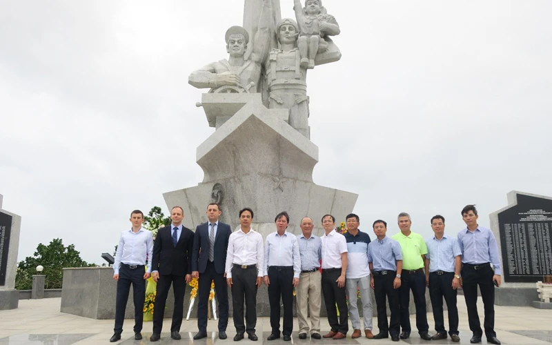 Liên doanh Việt - Nga Vietsovpetro tổ chức Lễ đặt vòng hoa tại Tượng đài Cam Ranh.
