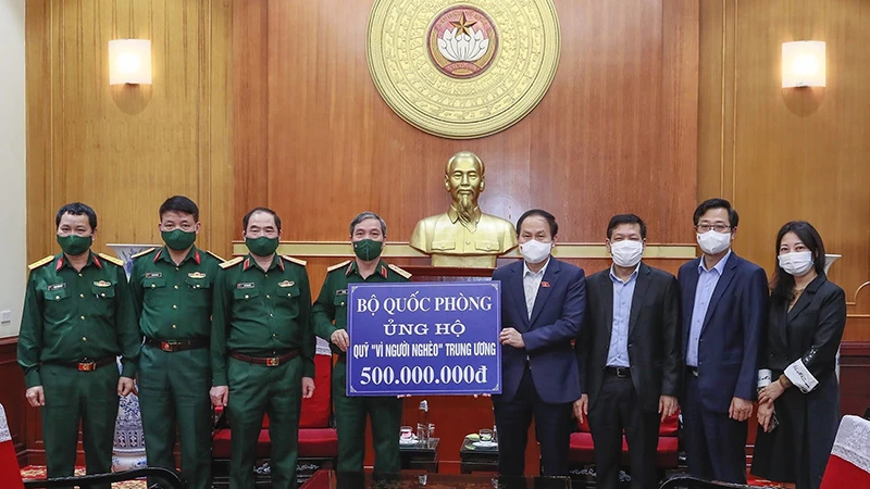 Trao biểu trưng số tiền 500 triệu đồng Bộ Quốc phòng ủng hộ Quỹ "Vì người nghèo" Trung ương. (Ảnh: Quang Vinh)