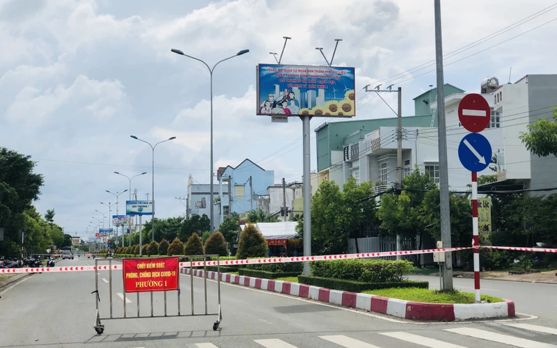 UBND thành phố Bạc Liêu phong tỏa khu vực đường Trần Huỳnh. (Ảnh Trọng Duy)