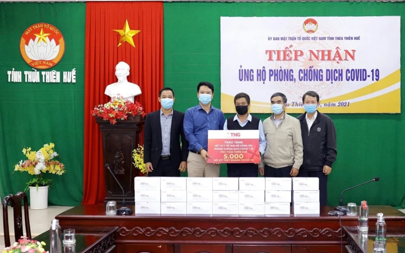 Đại diện TNG Holdings Vietnam trao tặng 5.000 bộ xét nghiệm nhanh Covid-19 cho tỉnh Thừa Thiên Huế
