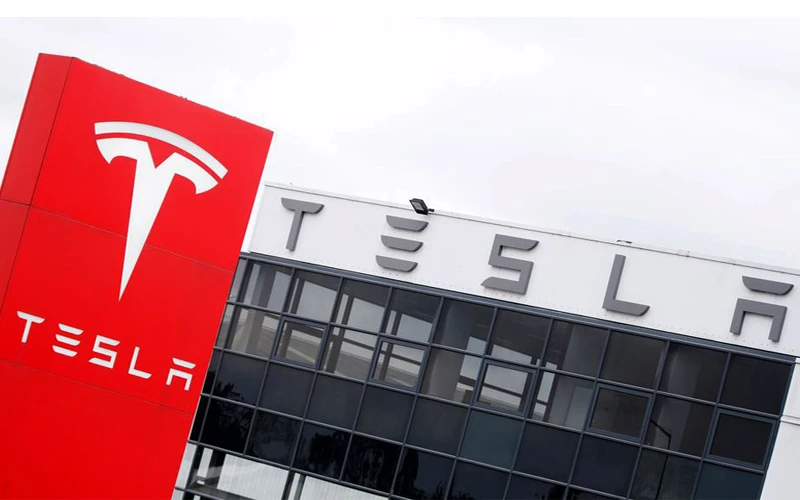 Tesla là công ty sản xuất ô-tô điện đầu tiên vượt mốc giá trị vốn hoá 1.000 tỷ USD. (Ảnh: Reuters)