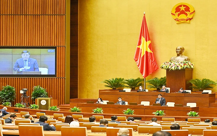 Bộ trưởng Kế hoạch và Đầu tư Nguyễn Chí Dũng phát biểu giải trình, làm rõ một số vấn đề đại biểu Quốc hội nêu. Ảnh: THỦY NGUYÊN