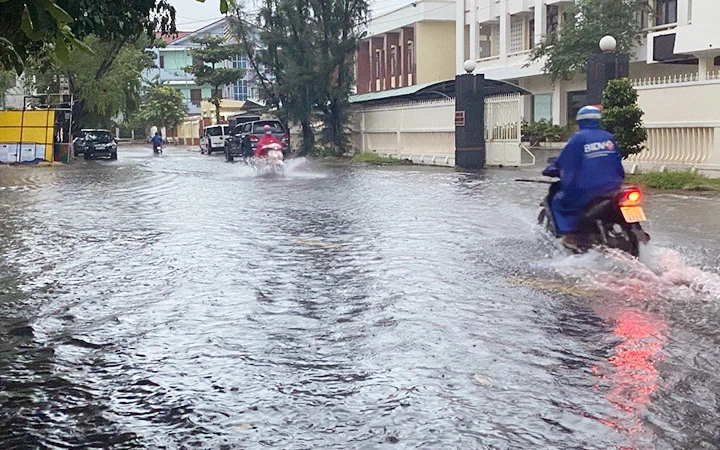Đường Hùng Vương, TP Quy Nhơn (Bình Định) bị ngập chỉ sau vài cơn mưa lớn đầu mùa. Ảnh: CÁT HÙNG