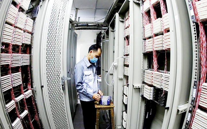 Việc đẩy mạnh ứng dụng công nghệ thông tin, chuyển đổi số đã giúp Tập đoàn Điện lực Việt Nam vận hành hệ thống điện an toàn trong mọi tình huống đại dịch xảy ra. Ảnh TTXVN