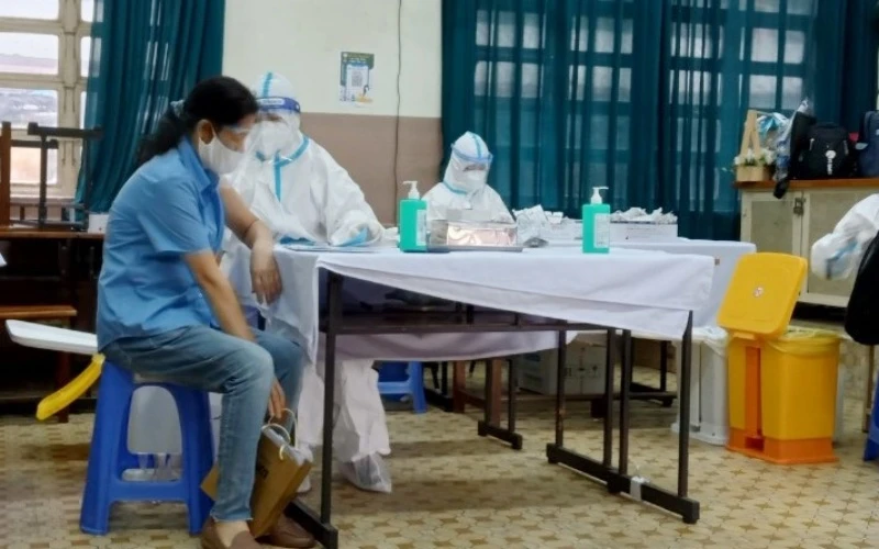 Người dân tiêm vaccine phòng Covid-19 tại điểm tiêm Trường THPT Nguyễn Thượng Hiền, quận Tân Bình, TP Hồ Chí Minh.