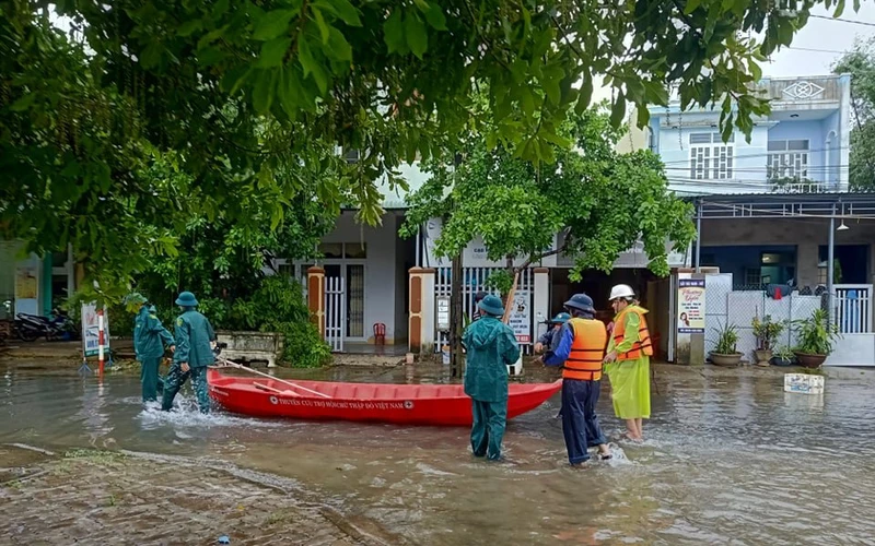Hỗ trợ người dân gặp khó khăn do mưa lũ. (Ảnh: VRC)