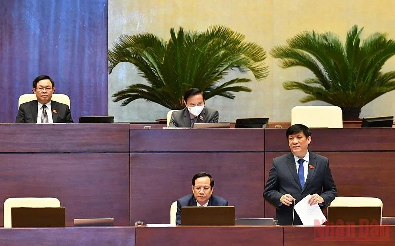 Bộ trưởng Y tế Nguyễn Thanh Long phát biểu giải trình, làm rõ một số vấn đề các đại biểu Quốc hội nêu trong phiên thảo luận trực tuyến chiều 27/10. (Ảnh: LINH NGUYÊN)