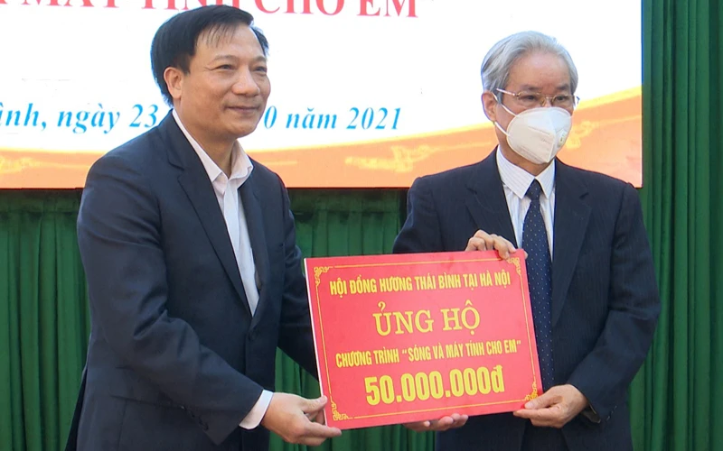 Hội đồng hương Thái Bình tại Hà Nội ủng hộ 50 triệu đồng cho Chương trình “Máy tính cho em”.