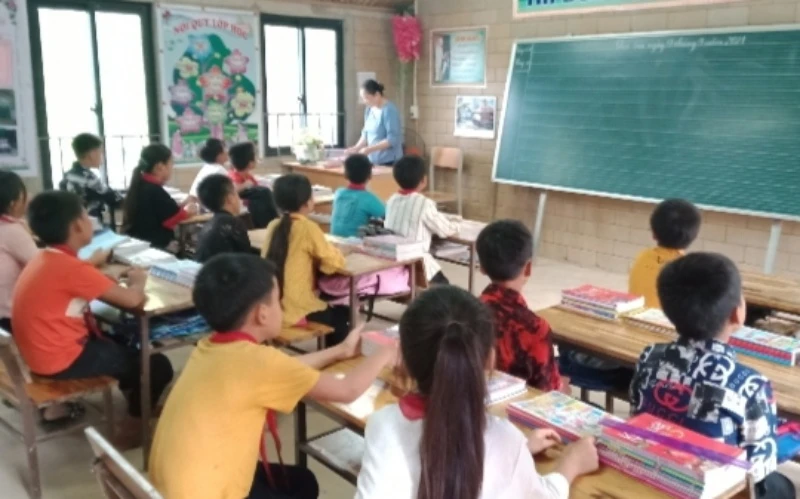 Một buổi học tại Trường tiểu học Lũng Luông, xã Thượng Nung, huyện Võ Nhai.