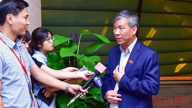 Đại biểu Quốc hội Nguyễn Anh Trí trao đổi với báo chí bên hành lang Quốc hội. Ảnh: DUY LINH