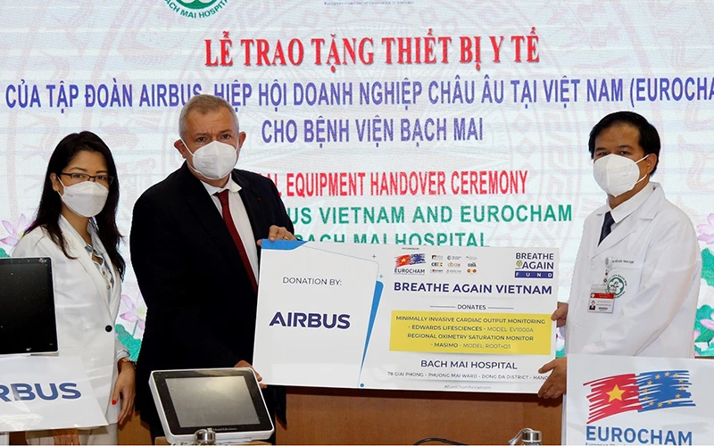 Bà Hoàng Tri Mai, Tổng Giám đốc Airbus tại Việt Nam và ông Jean-Michel Caldagues, nguyên Tổng Giám đốc Airbus Việt Nam trao tặng thiết bị y tế cho PGS, TS Đào Xuân Cơ, Phó Giám đốc phụ trách Bệnh viện Bạch Mai.