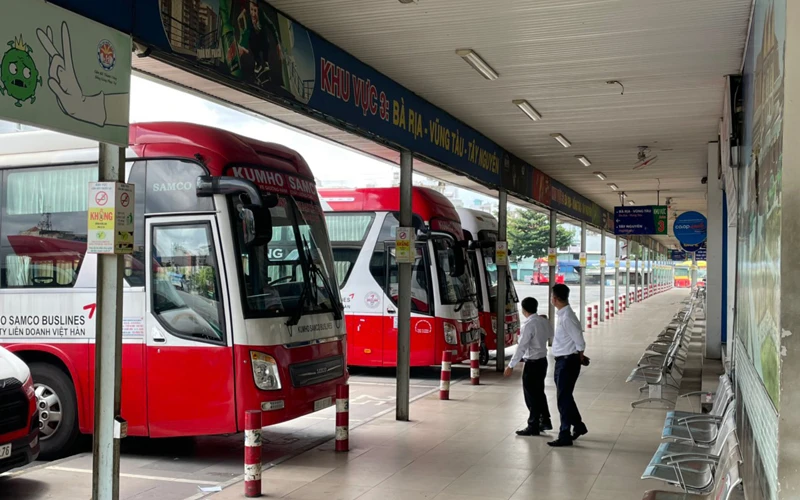 Xe khách liên tỉnh từ Thành phố Hồ Chí đi đến một số tỉnh đã hoạt động trở lại nhưng vẫn còn vắng khách.