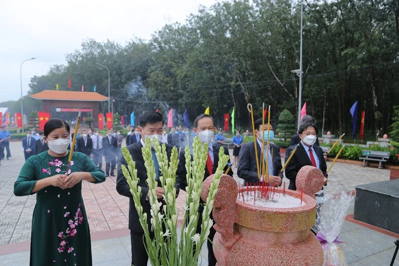 Lãnh đạo tỉnh Bình Phước và VRG dâng hương tại Tượng đài Phú Riềng Đỏ nhân kỷ niệm 92 năm Ngày thành lập Chi bộ Đông Dương Cộng sản Đảng và Ngày truyền thống ngành cao-su Việt Nam.