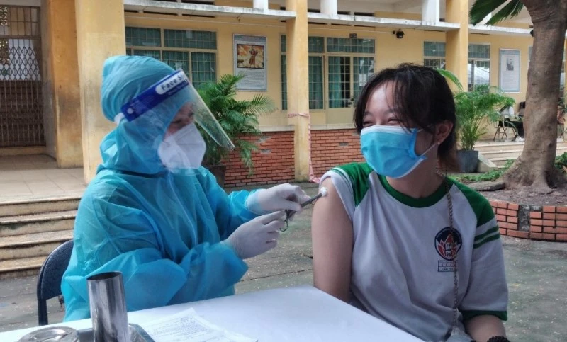 Tiêm vaccine phòng Covid-19 cho học sinh tại điểm Trường tiểu học thị trấn Củ Chi.