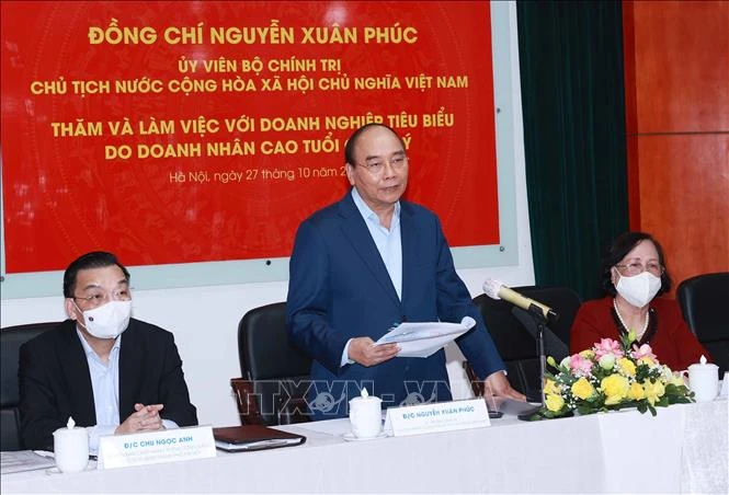 Chủ tịch nước Nguyễn Xuân Phúc làm việc với lãnh đạo thành phố Hà Nội và các cá nhân điển hình tiên tiến là người cao tuổi làm quản lý doanh nghiệp. (Ảnh: TTXVN)