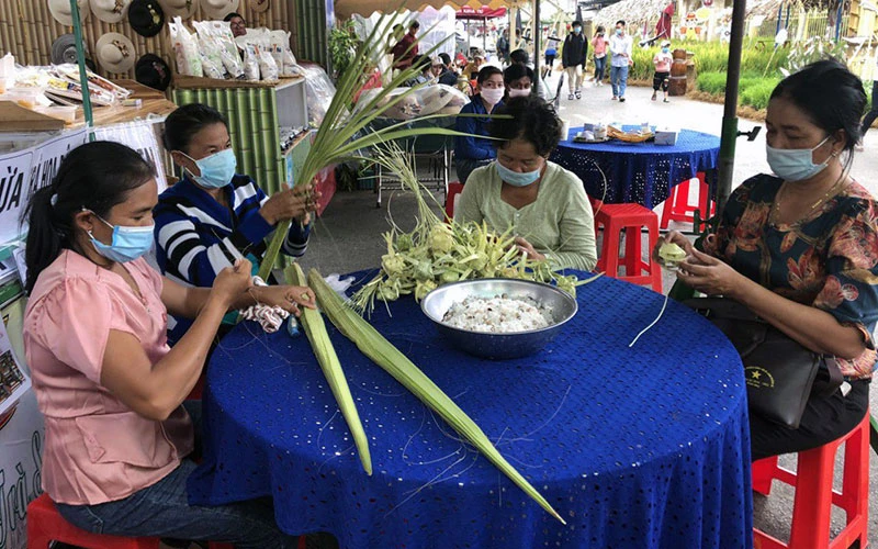 Mô hình làm bánh Kà Tum giúp phụ nữ Khmer tăng thu nhập.