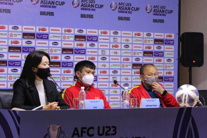 HLV Park cùng hậu vệ Lê Văn Xuân tham dự buổi họp báo sau trận đấu. (Ảnh: VFF)