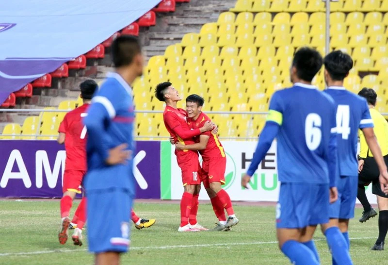 Nhâm Mạnh Dũng và Lê Văn Xuân ăn mừng bàn thắng duy nhất của trận đấu. (Ảnh: VFF)