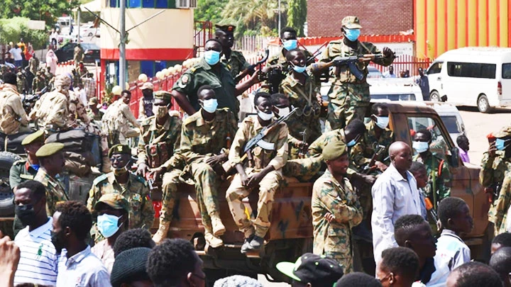 Quân đội Sudan trên đường phố Thủ đô Khartoum. Ảnh: AFP