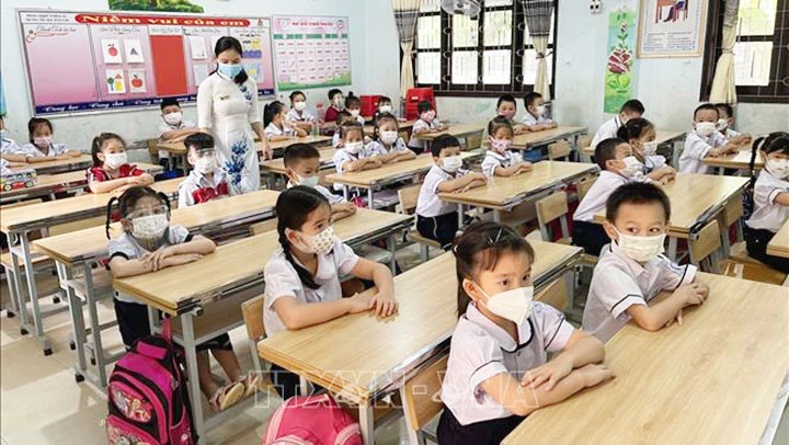 Học sinh lớp 1 Trường tiểu học Hàm Nghi (TP Đông Hà, Quảng Trị) đi học trở lại, ngày 21/10/2021. Ảnh: THANH THỦY/TTXVN