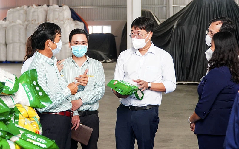 Ðồng chí Lê Quốc Phong, Ủy viên Trung ương Ðảng, Bí thư Tỉnh ủy Ðồng Tháp (người cầm túi gạo) khảo sát thực tế tại Công ty TNHH Lúa gạo Việt Nam - Vinarice.