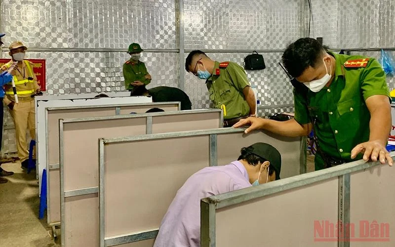 Người dân thực hiện khai báo y tế tại chốt kiểm soát phòng dịch đèo Pha Đin.