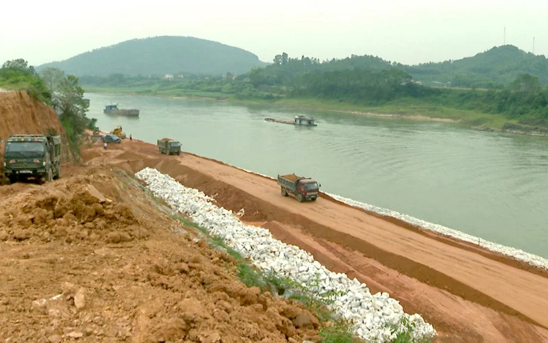 Các đơn vị thi công huy động phương tiện, máy móc khắc phục tình trạng sạt lở đoạn đê tả sông Lô đoạn qua thôn Xạ Hương, xã Đông Thọ, huyện Sơn Dương (Tuyên Quang).