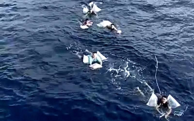 Quăng dây cứu nạn những ngư dân tàu cá Phú Quý (Bình Thuận) bị nạn trôi dạt trên vùng biển Côn Đảo (Bà Rịa - Vũng Tàu).