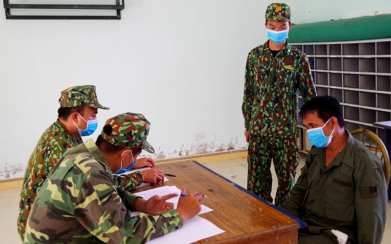 Ðồn Biên phòng Chi Ma, huyện Lộc Bình (Lạng Sơn) xét hỏi đối tượng đưa người Trung Quốc nhập cảnh trái phép vào Việt Nam.