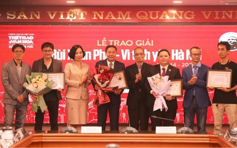 Phó Chủ tịch UBND TP Hà Nội Lê Hồng Sơn thay mặt cho chính quyền, nhân dân Thủ đô nhận Giải thưởng “Việc làm - Vì tình yêu Hà Nội”.