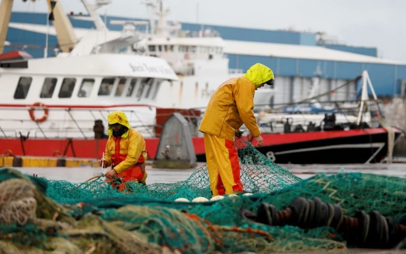 Ngư dân Pháp chuẩn bị lưới đánh bắt cá trên biển. (Ảnh Reuters)
