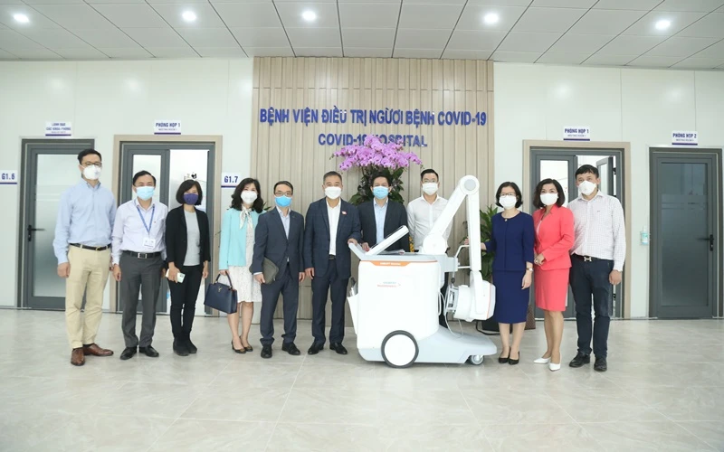 Trao tặng hệ thống X-quang di động kỹ thuật số MOBILETT Elara Max cho Bệnh viện điều trị Người bệnh Covid-19 thuộc quản lý của Bệnh viện Đại học Y Hà Nội.