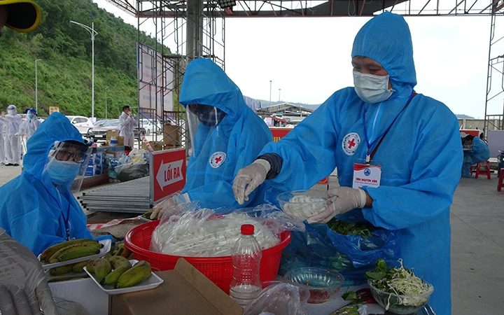 Hội Chữ thập đỏ Đà Nẵng hỗ trợ bữa ăn cho người dân về quê từ các tỉnh, thành phố phía nam (Ảnh: VRC).